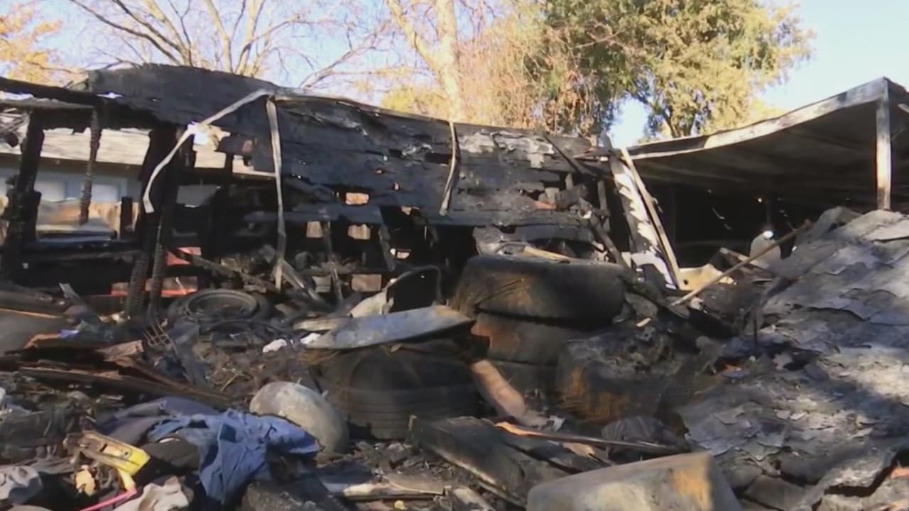 “Cuando abrí la puerta ya estaba la llamarada entrando al cuarto”, relató Epigmenia Otero, dueña de la vivienda que se quemó en Oak Cliff y que ahora pide apoyo para reponerse, ya que su esposo se encuentra sin trabajo.