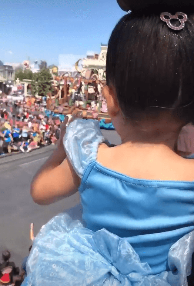 En brazos de sus papás, ella disfrutó del desfile de todos sus personajes favoritos.