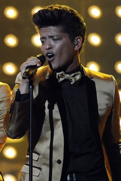 La ceremonia de los premios GRAMMY se volvió emotiva al recordar a la cantante Whitney Houston.