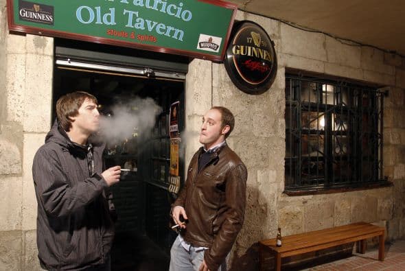 Los comercios más grandes tenían autorización de permitir el uso de cigarro sólo si construían secciones cerradas para los amantes del cigarro sin embargo con la revocación de la ley en este año, esto será pasado.