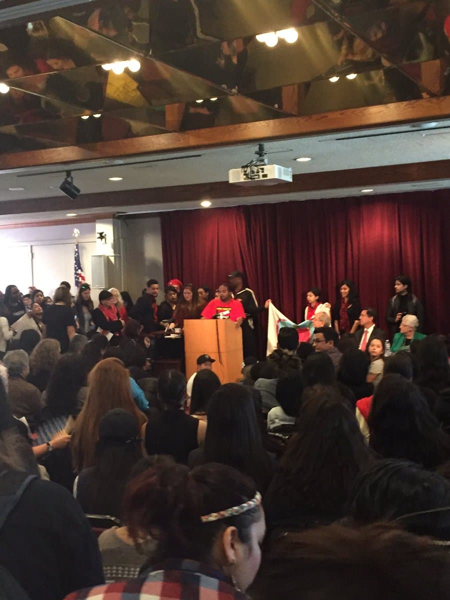 Decenas de estudiantes de la Universidad Estatal de San Francisco protestaron en contra del cierre del programa de estudios étnicos.