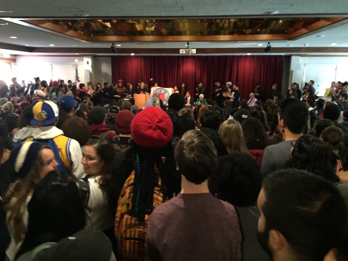 Decenas de estudiantes de la Universidad Estatal de San Francisco protestaron en contra del cierre del programa de estudios étnicos.