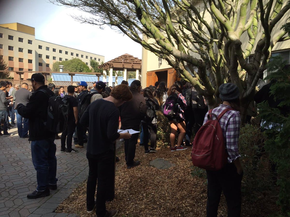 Decenas de estudiantes de la Universidad Estatal de San Francisco protestaron en contra del cierre del programa de estudios étnicos.
