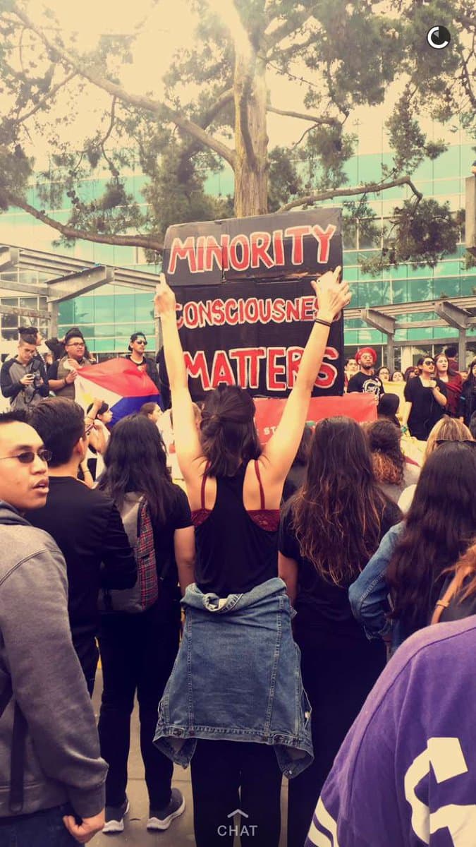 Decenas de estudiantes de la Universidad Estatal de San Francisco protestaron en contra del cierre del programa de estudios étnicos.