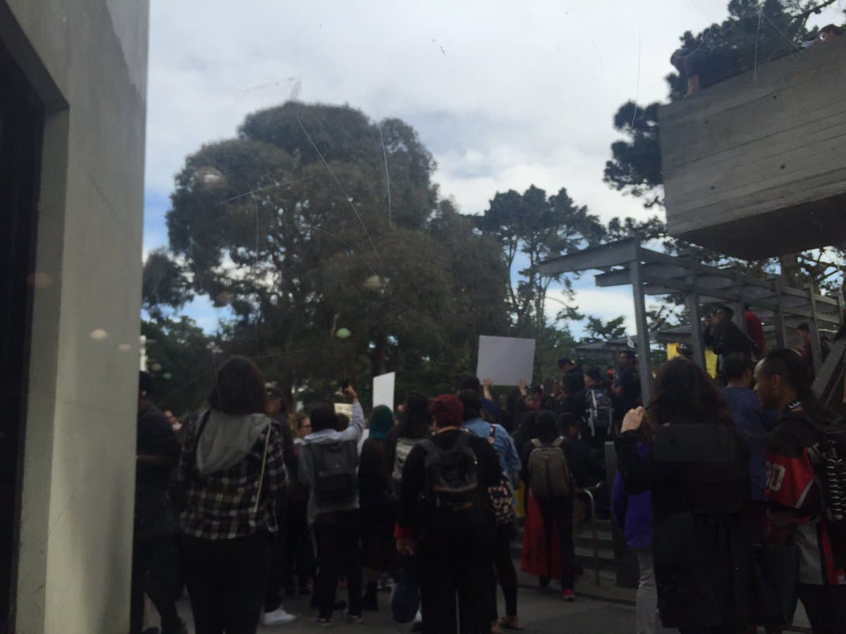 Decenas de estudiantes de la Universidad Estatal de San Francisco protestaron en contra del cierre del programa de estudios étnicos.