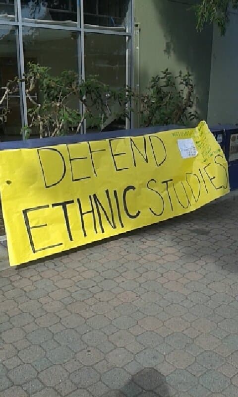 Decenas de estudiantes de la Universidad Estatal de San Francisco protestaron en contra del cierre del programa de estudios étnicos.