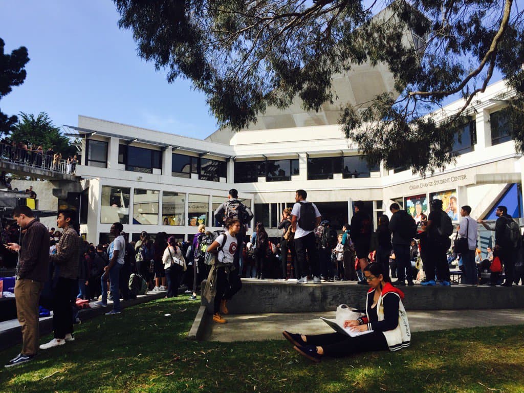 La protesta se da luego de una batalla presupuestal que podría recortar el programa a la mitad y podría dejar sin empleo a decenas de académicos.