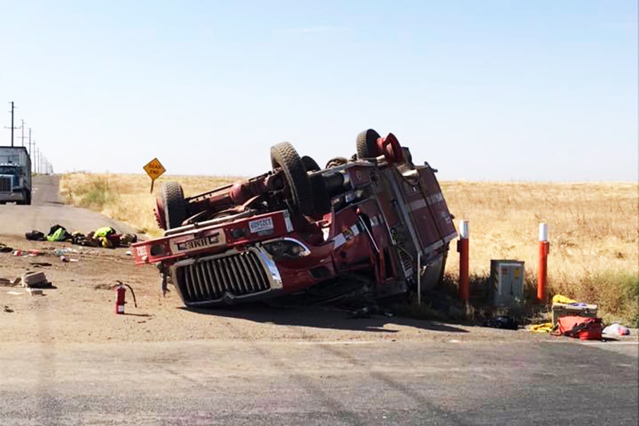 De rescatistas a rescatados: camión de Bomberos vuelca en carretera al sur del Valle