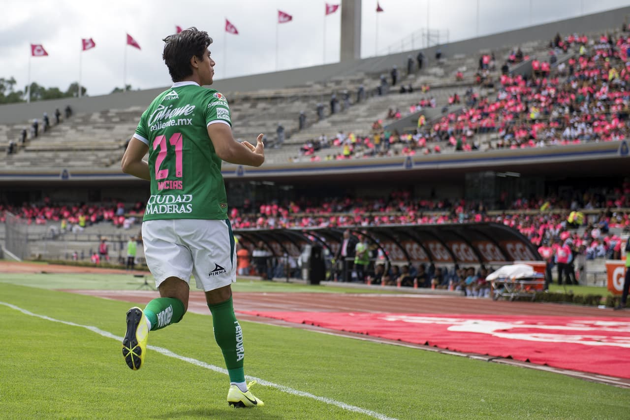 Pumas 1-2 León. Con goles de Macías y Tesillo, para La Fiera; por los locales descontó Carlos González.