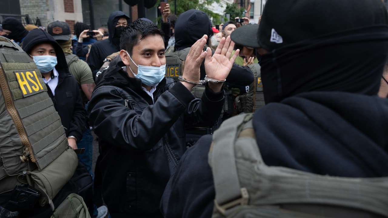 Las acciones han generado cuestionamientos sobre las 
<b>políticas migratorias</b>. Este jueves, 5 de junio, 
<b>el gobernador de Illinois, J.B. Pritzker,</b> expresó que se trató de un incidente "inapropiado, y creo que cualquiera puede verlo [...] Debo decir que, a nivel federal, se exceden constantemente, una tras otra, y 
<b>deben asegurarse de cumplir con la ley, al igual que nosotros</b>".