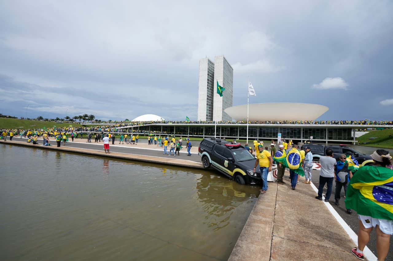 Las agencias AP y Efe reportan que miles de simpatizantes de Bolsonaro han atacado al Palacio de Planalto. Lula, quien está de visita en el interior del estado de São Paulo, no se encontraba este domingo en Brasilia.