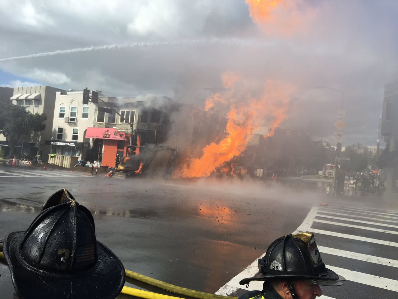 Los bomberos
<b> </b>combaten un incendio de 3 alarmas que tiene al menos cuatro edificios ardiendo en llamas en el barrio Inner Richmond, en San Francisco.