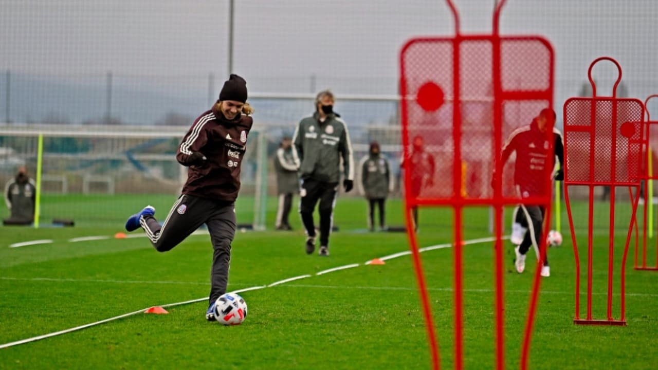 Defensa casi 'regia' y delantera de lujo para enfrentar a Corea del Sur