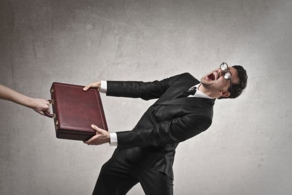 Peligros que debes evitar: Poner tu dinero en manos de gentes oportunistas que se te van a acercar para ofrecerte o prometerte negocios que no son buenos. Mucho ojo con ellos. Por: Profesor Zellagro