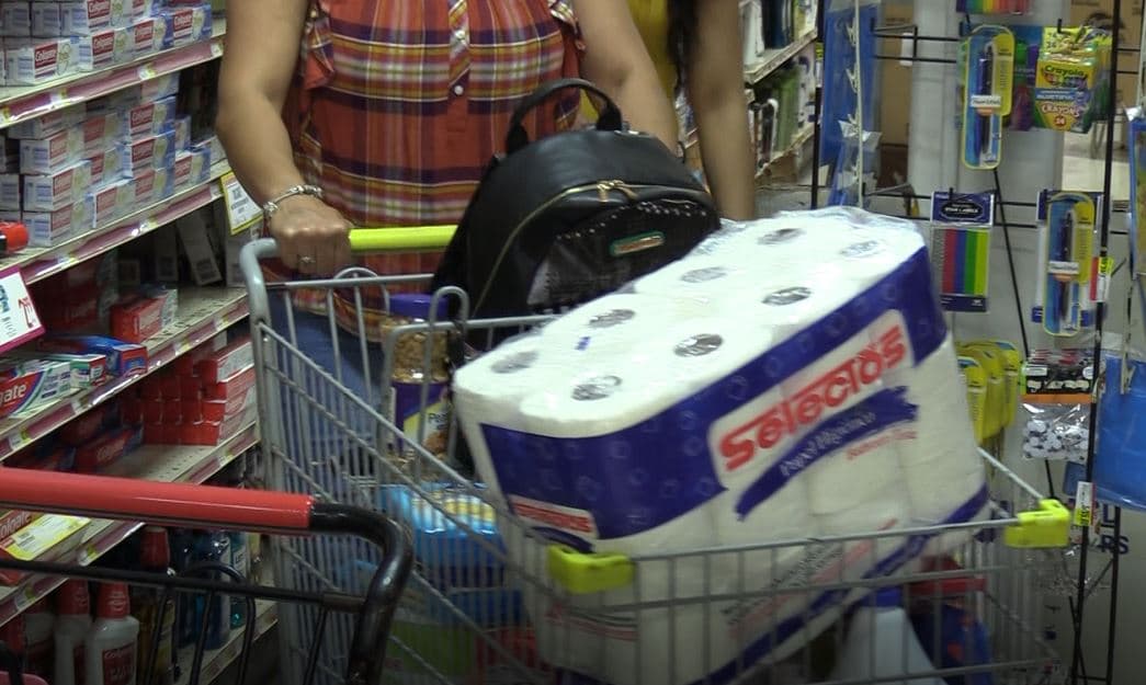 Algunos de los artículos más solicitados son: alimentos enlatados, arroz, habichuelas, salchichas. Además del alcohol, cloro y papel de baño.