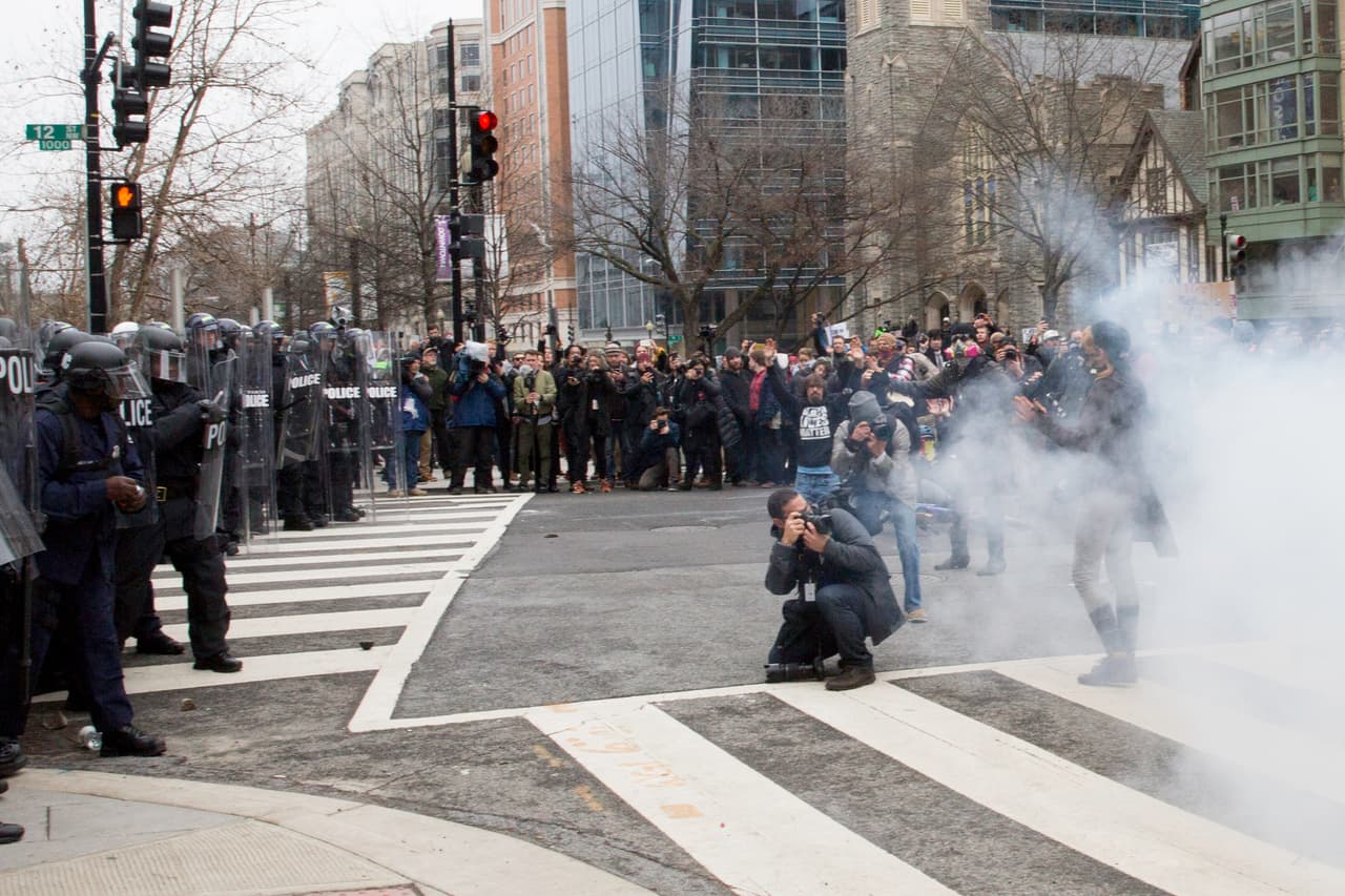 La policía informó que al menos dos policías resultaron heridos al intentar contener las protestas de este viernes en distintas zonas de Washington DC, algunas de ellas apenas a cuadras de la residencia oficial.