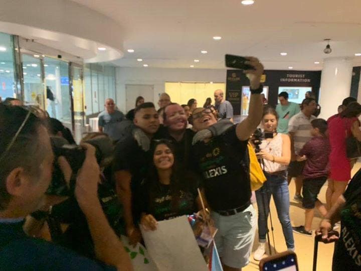 Familiares y amigos de Alexis Hernandez lo reciben en Puerto Rico tras siete meses de recuperación en San Antonio. El joven estaba recluído en un hospital especializado en quemaduras.