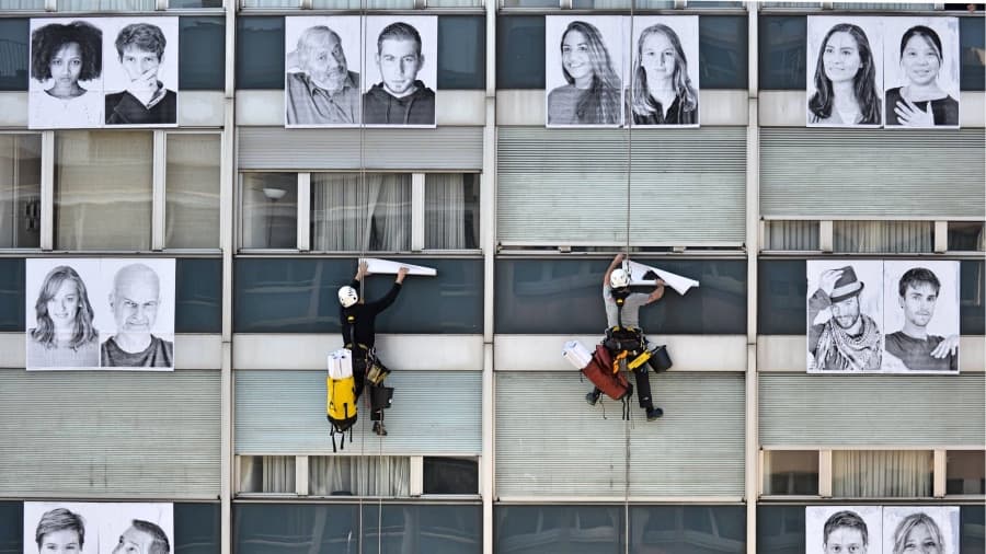 Retratos instalados en un edificio de Ginebra, Suiza.