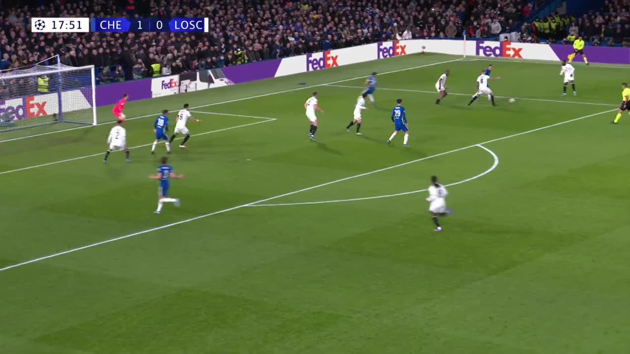 ¡TIRO ATAJADO! disparo por Marcos Alonso.