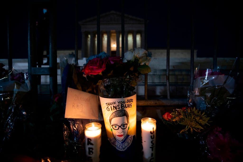 Los exteriores de la Corte Suprema se han cubierto de flores, velas y mensajes que rinden tributo a la fallecida magistrada de ese órgano,
<b><a href="https://www.univision.com/temas/ruth-bader-ginsburg">Ruth Bather Ginsburg</a></b>,
<b>ícono liberal y de la lucha por los derechos de las mujeres</b>.