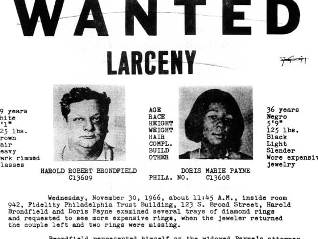 Un viejo cartel que muestra a Doris Payne como una buscada delincuente.