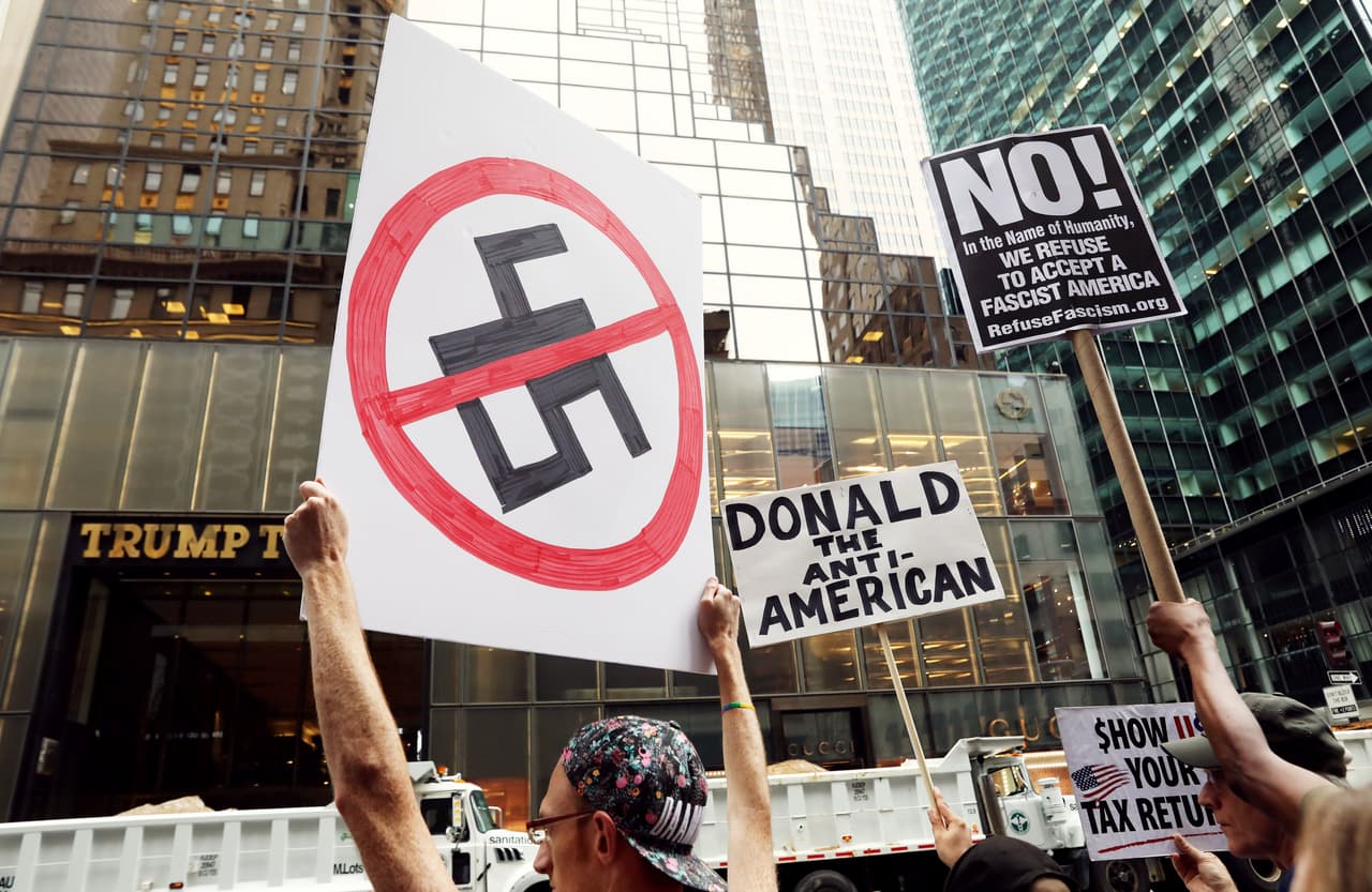 "Donald, el antiestadounidense", se lee en otra de las pancartas. (Shannon Stapleton/Reuters)