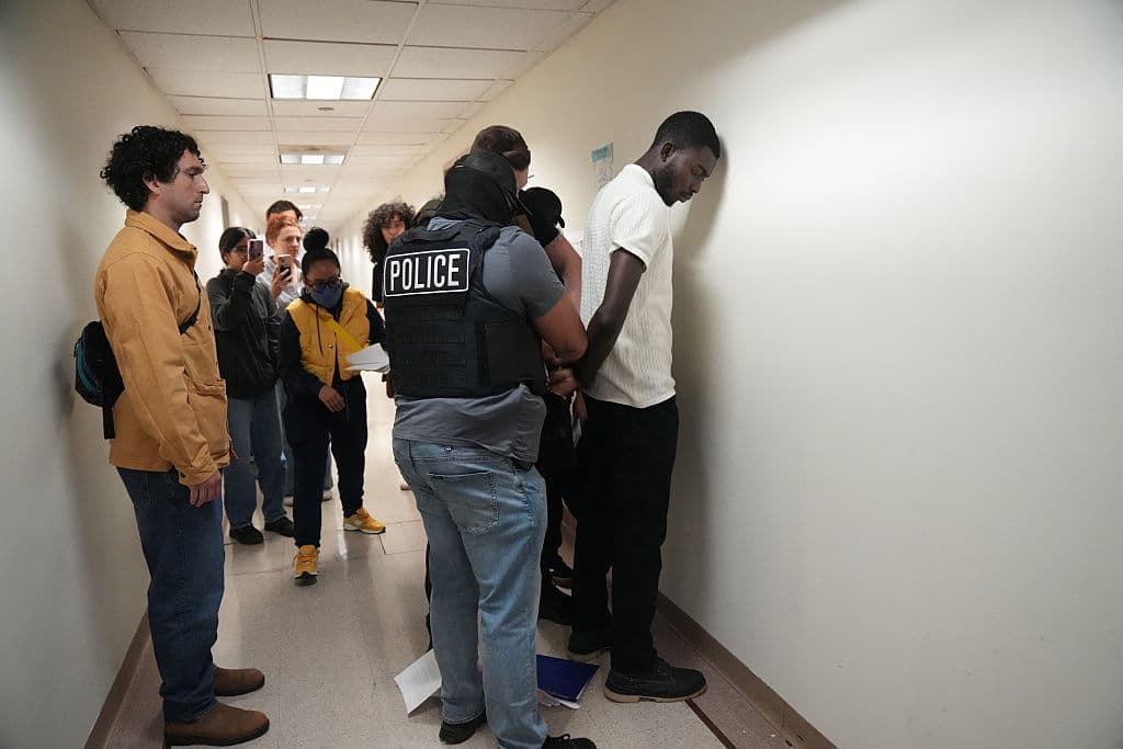 Un inmigrante es detenido por ICE en el Federal Plaza Courthouse el 27 de junio de 2025 en Nueva York tras su audiencia. Según UC Berkeley, las detenciones han crecido en 38 estados, con tácticas anónimas de ICE generando tensiones en el proceso de asilo. (Foto por Bryan R. SMITH/AFP via Getty Images)
<br>
