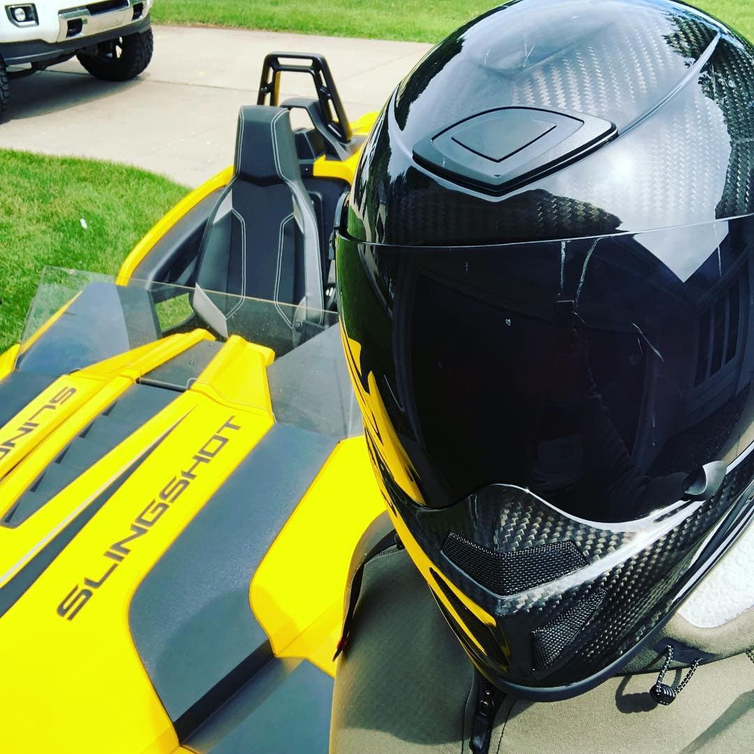 El 
<b><a href="https://www.univision.com/noticias/autos-y-famosos/lupillo-rivera-recibe-un-carro-de-30-000-dolares-como-regalo-de-cumpleanos-de-su-mujer" target="_blank">Polaris Slingshot </a></b>color amarillo de Ty Montgomery cuenta con un motor cuatro cilindros de 2.4 litros y 173 caballos de fuerza. El corredor de Greenbay atiende muy las indicaciones de manejo de este vehículo de tres ruedas y siempre lo hace con casco.