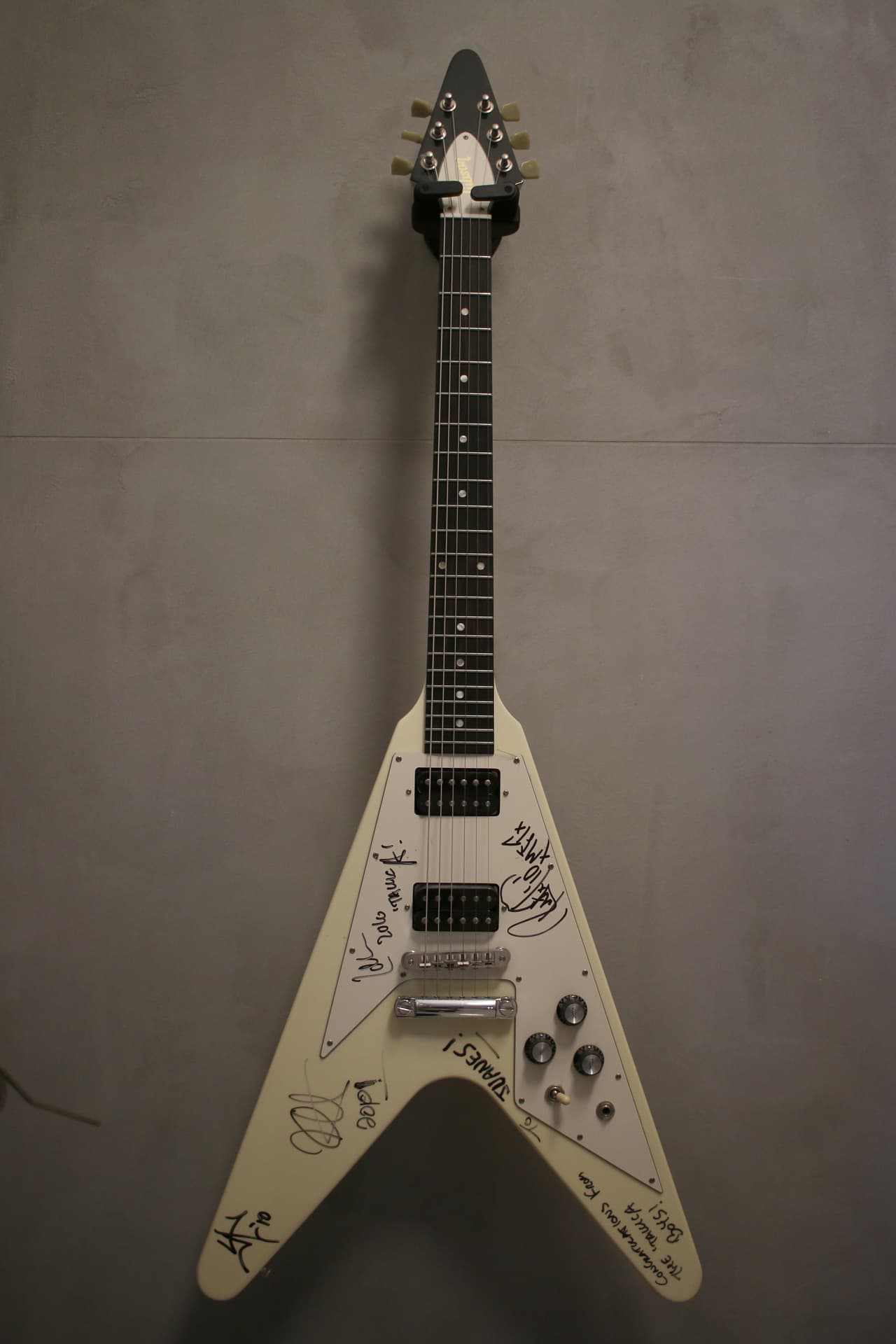 Guitarra autografiada por la banda Metálica, una de las favoritas de Juanes de toda la vida.