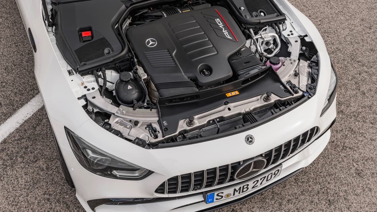 Bajo el Mercedes-AMG GT 53 2019 se esconde un motor V6 turbo mejorado por AMG que desarrolla 429 caballos de fuerza y 384 lbs.-pie de torque, gerenciados por una transmisión automática AMG SPEEDSHIFT TCT de 9 velocidades. La tracción integral 4MATIC+, cuenta distribución de torque totalmente variable.
