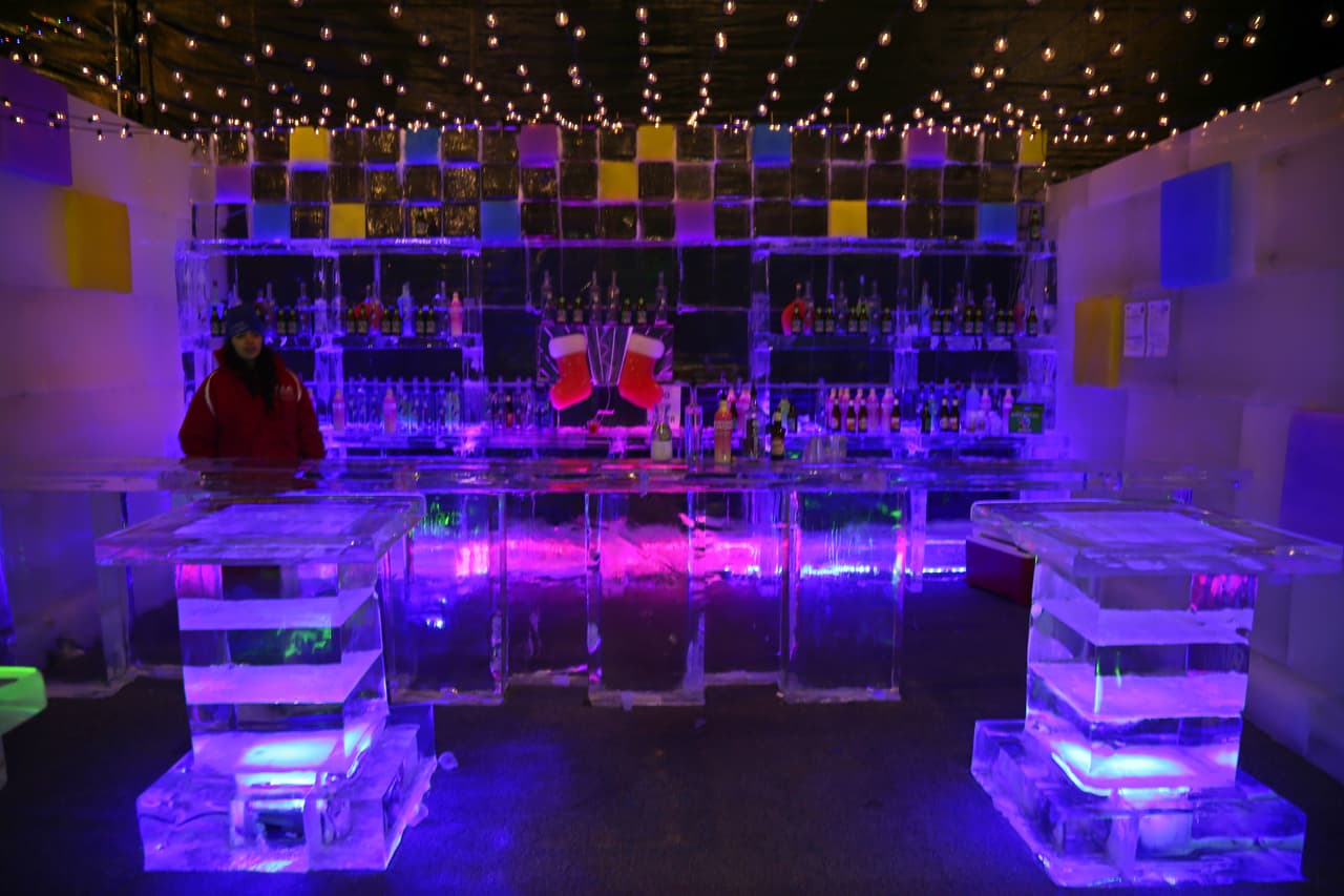 Navidad Caribeña, el tema de la exhibición de esculturas de hielo 'Iceland' del parque Moody Gardens.