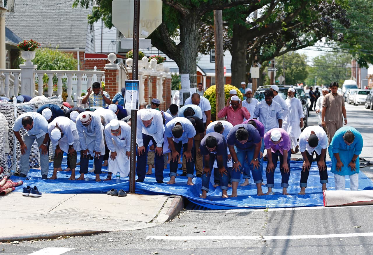 Los rezos en el lugar donde Akonjee y Uddin fallecieron han sido constantes desde el sábado.