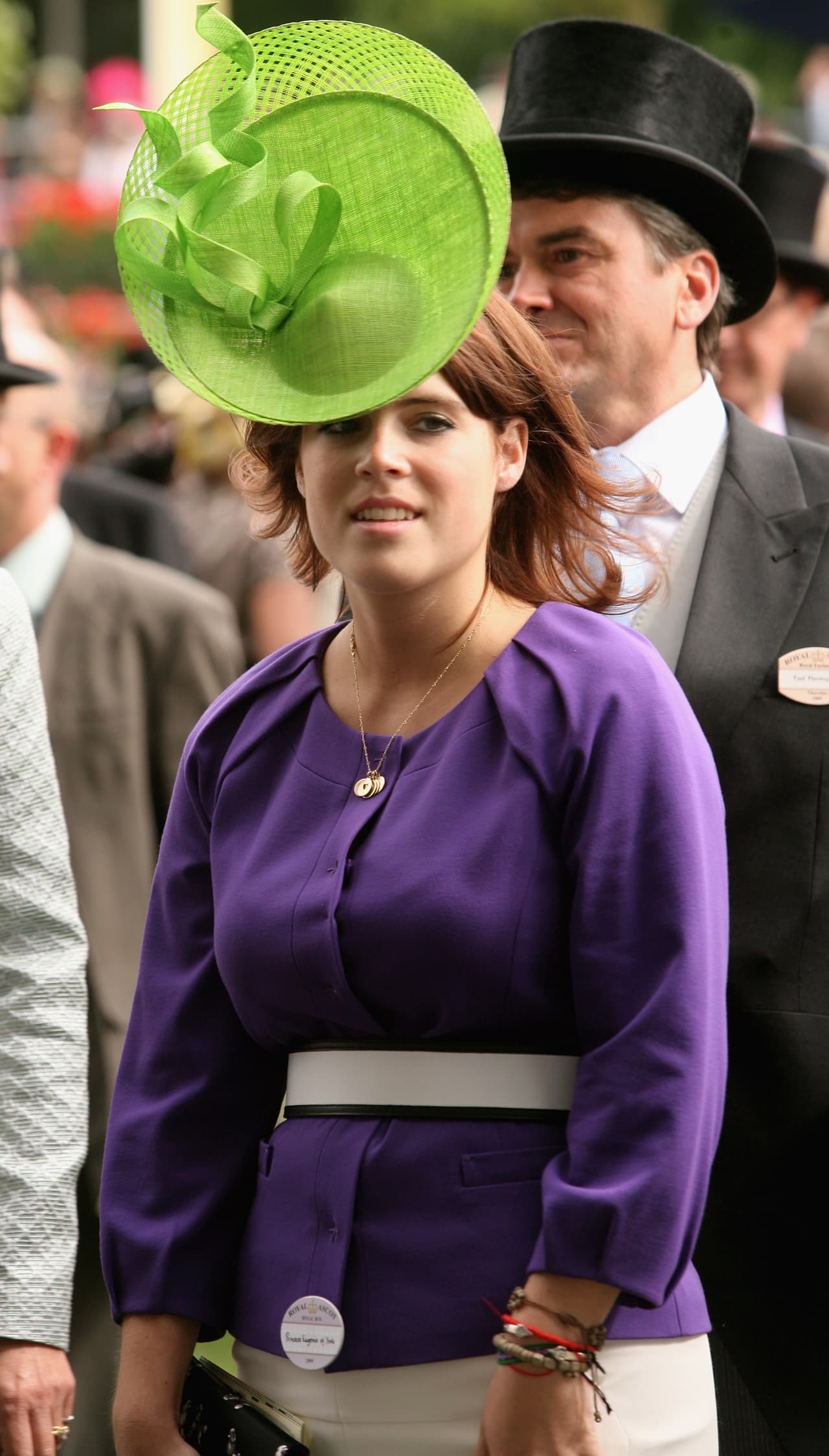 Pero indudablemente lo que ha puesto a Eugenie en la mira de la atención pública ha sido su incomparable manera de portar los fascinators, como este de PhilipTreacy para Ascot en 2009.
<br>
