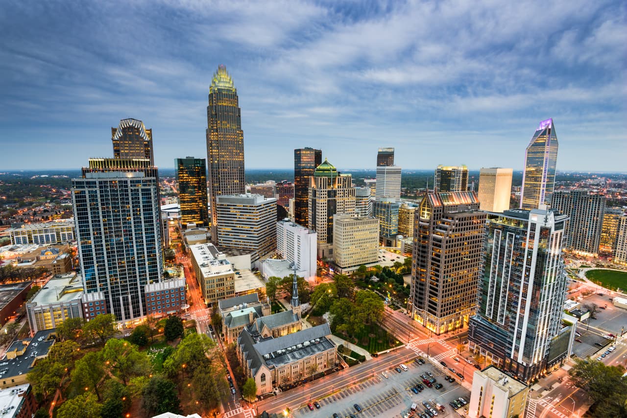 <b>Puesto 6: Charlotte, Carolina del Norte</b>
<br>
<br>Puntaje total: 62.63 
<br>
<br>Entorno empresarial: puesto 17.
<br>
<br>Acceso a recursos: puesto 43.
<br>
<br>Costos empresariales: puesto 29.
<br>
<br>El análisis de Wallethub encontró que las ciudades con los espacios de oficina más baratos son Toledo (Ohio), Colorado Springs (Colorado), Wichita (Kansas), Fort Waine (Indiana) y Stockton (California).
<br>