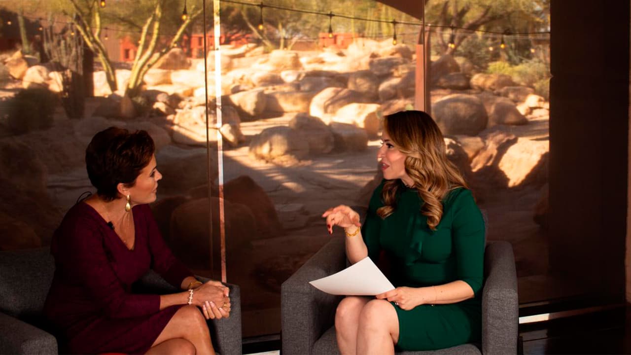 La precandidata republicana al Senado de los Estados Unidos, Kari Lake, visitó los estudios de Univision Arizona para hablar de sus propuestas para ganar la silla de Arizona, en donde el tema fronterizo fue pilar.