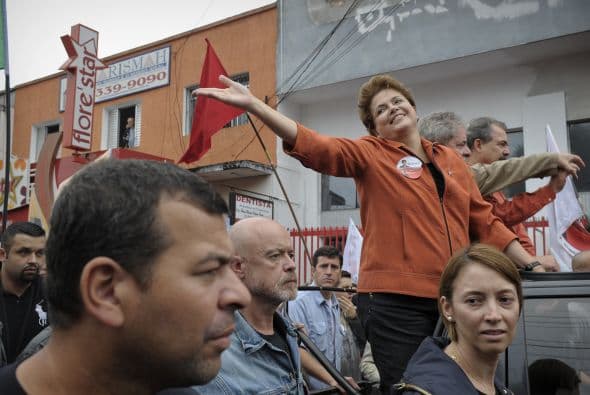 "Nadie está preparando fiesta alguna" para después de la votación del domingo, declaró Rousseff el sábado a periodistas en la ciudad de Sao Bernardo do Campo, en la periferia industrial de Sao Paulo, donde acudió con Lula para realizar un recorrido a pie por las calles para hablar con votantes.