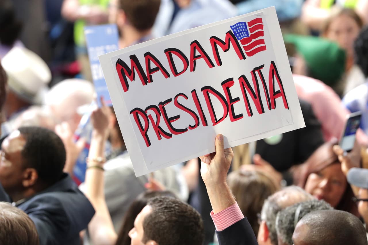 Este cartel fue visto el segundo día, dentro de la convención demócrata, en apoyo a la candidata Hillary Clinton.