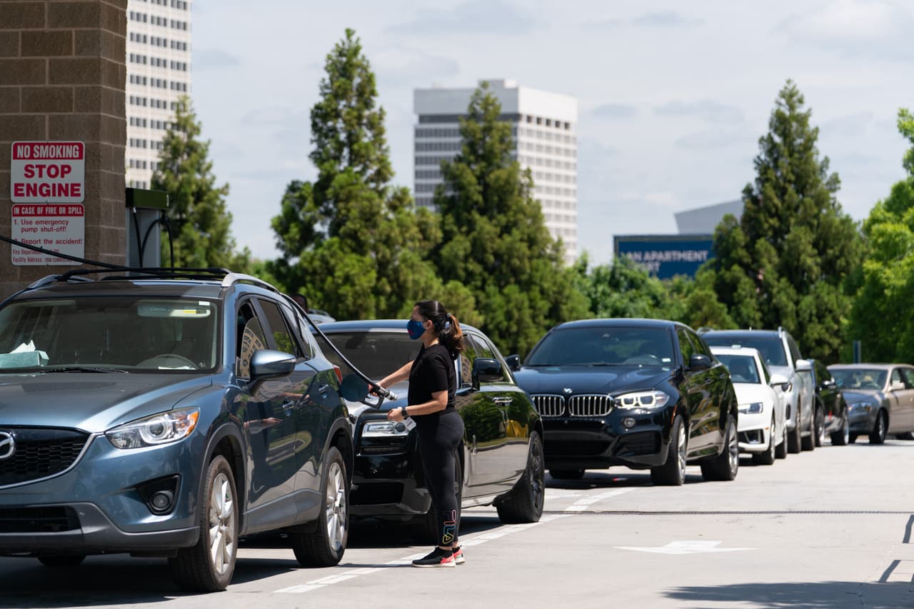 Los precios del combustible alcanzaron un máximo de seis años el martes y un número creciente de estaciones de servicio en el área metropolitana de Atlanta reportan escasez de gasolina, mientras que Colonial Pipeline intenta restablecer las operaciones luego de un ataque cibernético.