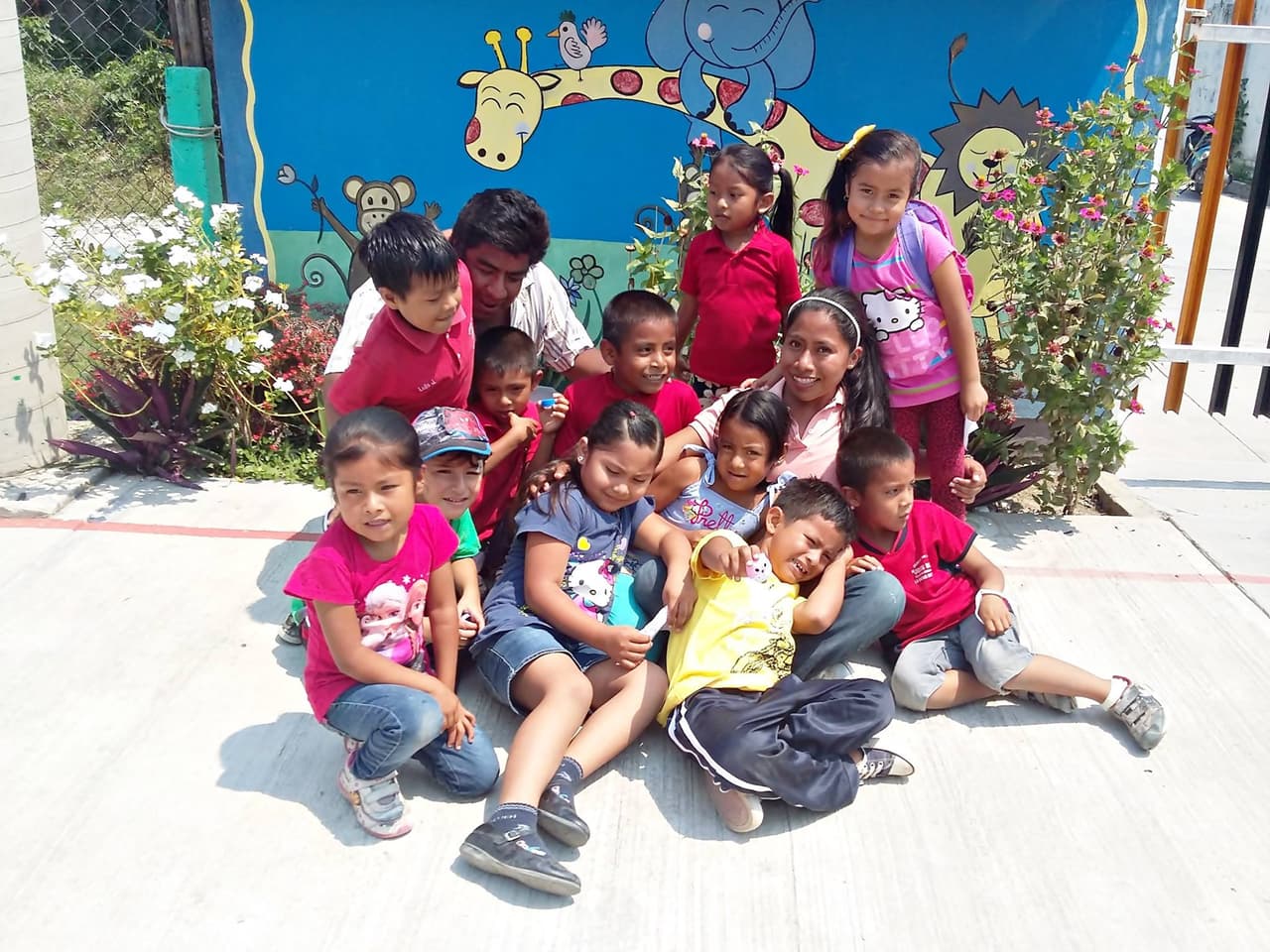 Aquí la vemos rodeada de sus alumnos.