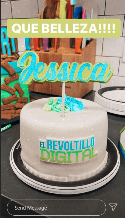 La producción del show cumplió su propósito, pues a la cumpleañera le encantó el pastel alusivo a su sección.