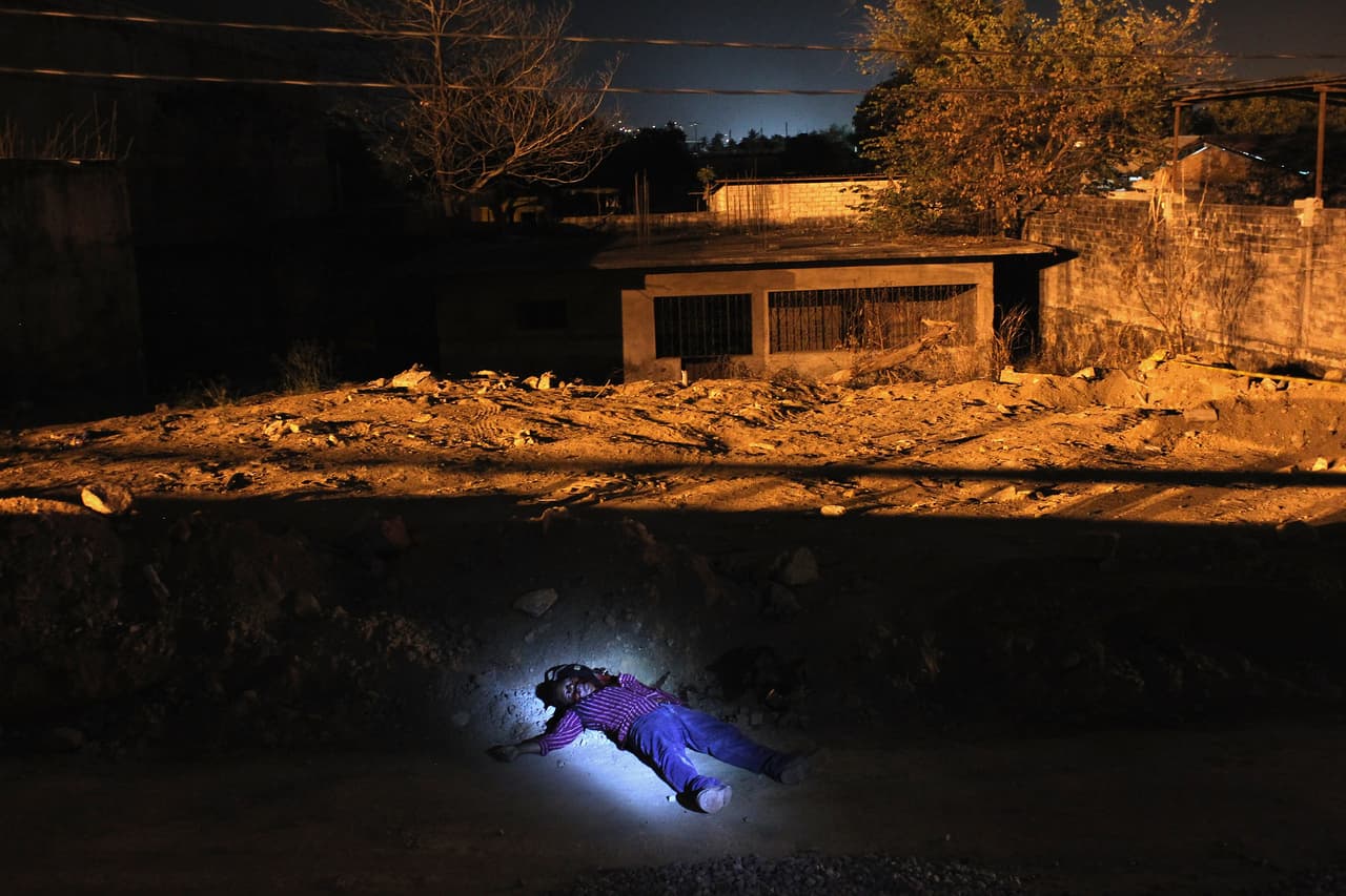 El cadáver de un hombre muerto en una sospecha de ejecución relacionada con la droga se encuentra a lo largo del camino donde fue fusilado en Acapulco, México. 
<br>