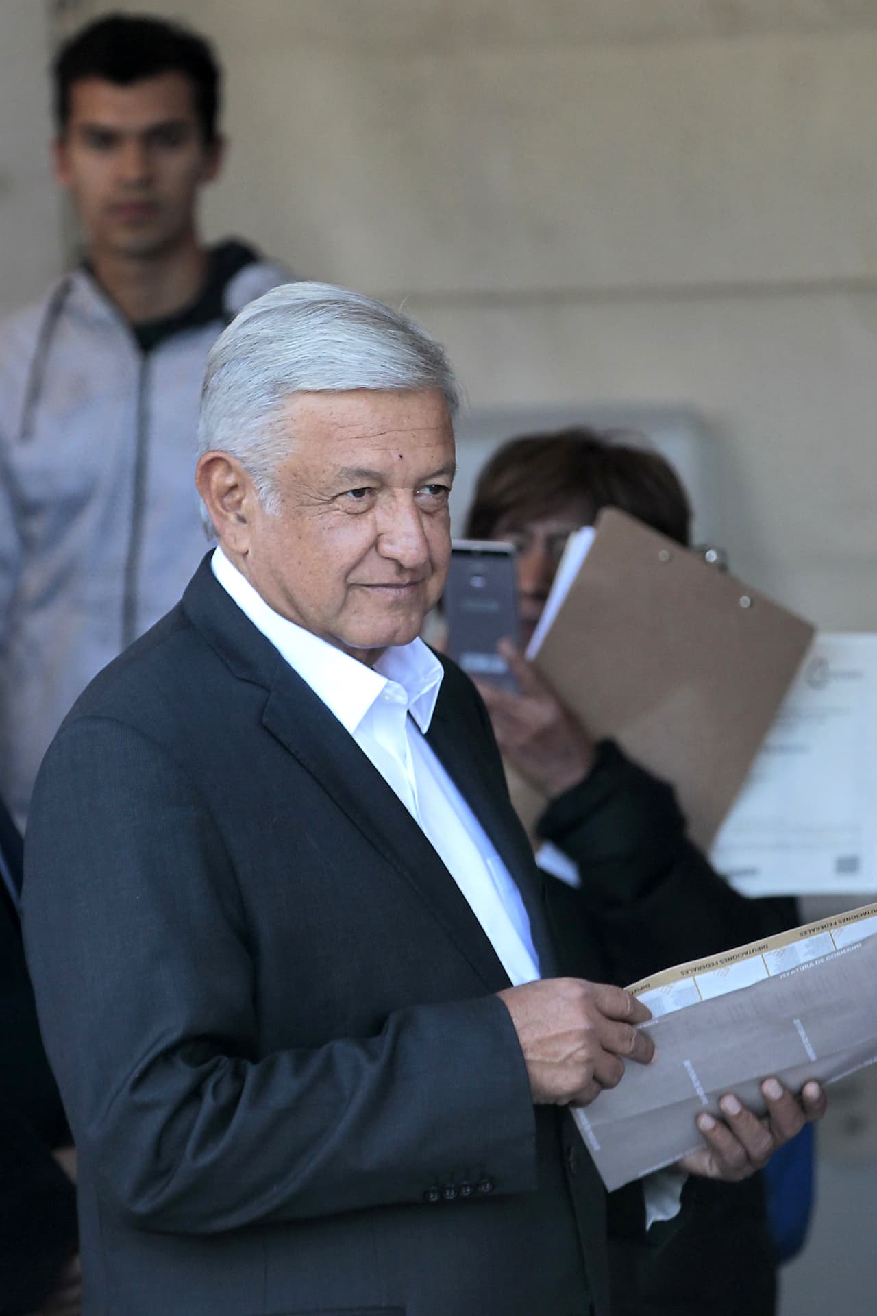 En este sentido, el presidente Andrés Manuel López Obrador, comentó este martes en una conferencia de prensa que enviaría 
<b><a href="https://www.univision.com/famosos/presidente-de-mexico-enviaria-avion-militar-por-el-cuerpo-de-jose-jose-si-hacen-una-tregua-sus-familiares-video">un avión de la Fuerza Aérea Mexicana</a></b> para buscar los restos del cantante siempre y cuando los familiares hicieran una tregua.