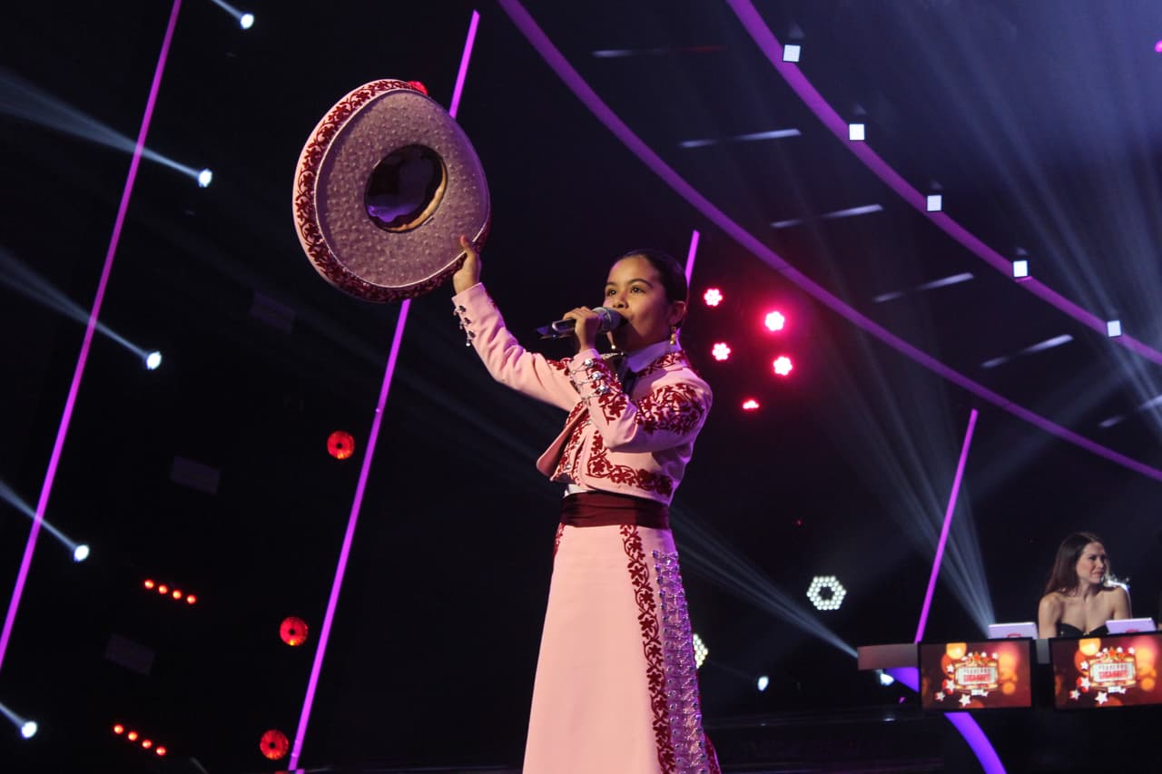 Valeria interpretó junto al Marichi Gama Mil '¿De qué manera te olvido?' de Vicente Fernández. Los jueces aplaudieron su vestuario pero notaron cierta desafinación. Tuvo un promedio de 7.1 puntos.