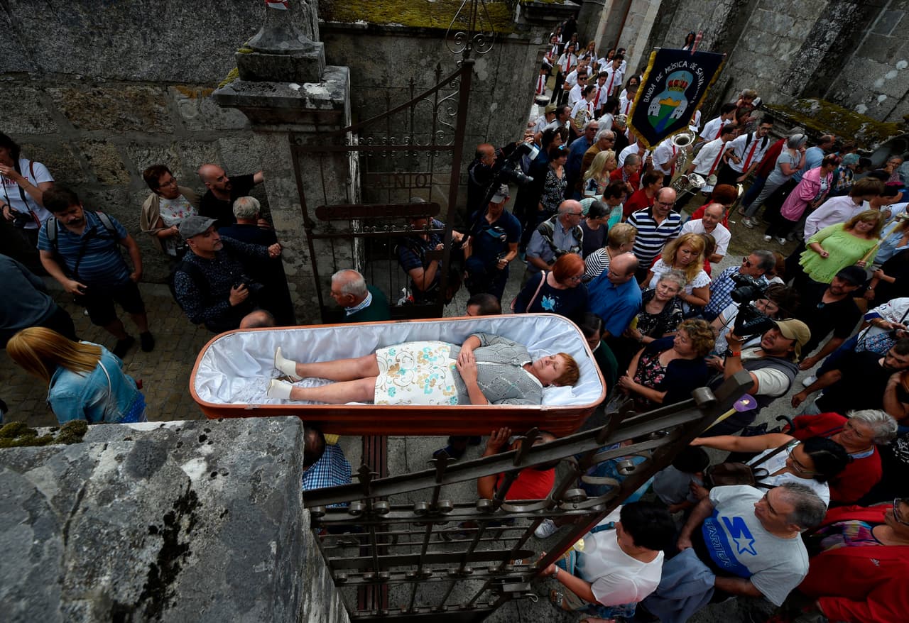 A su regreso a Galicia, le habrían agradecido a la santa el haberles salvado la vida, ocupando sus propios ataúdes, felices de usarlos en vida. Según el sociólogo Carlos Hernández, quien prepara una tesis sobre la procesión, en el pasado la personas adquirían su ataúd en vida, cuando tenían los medios o un miembro de su familia se encontraba mal de salud.