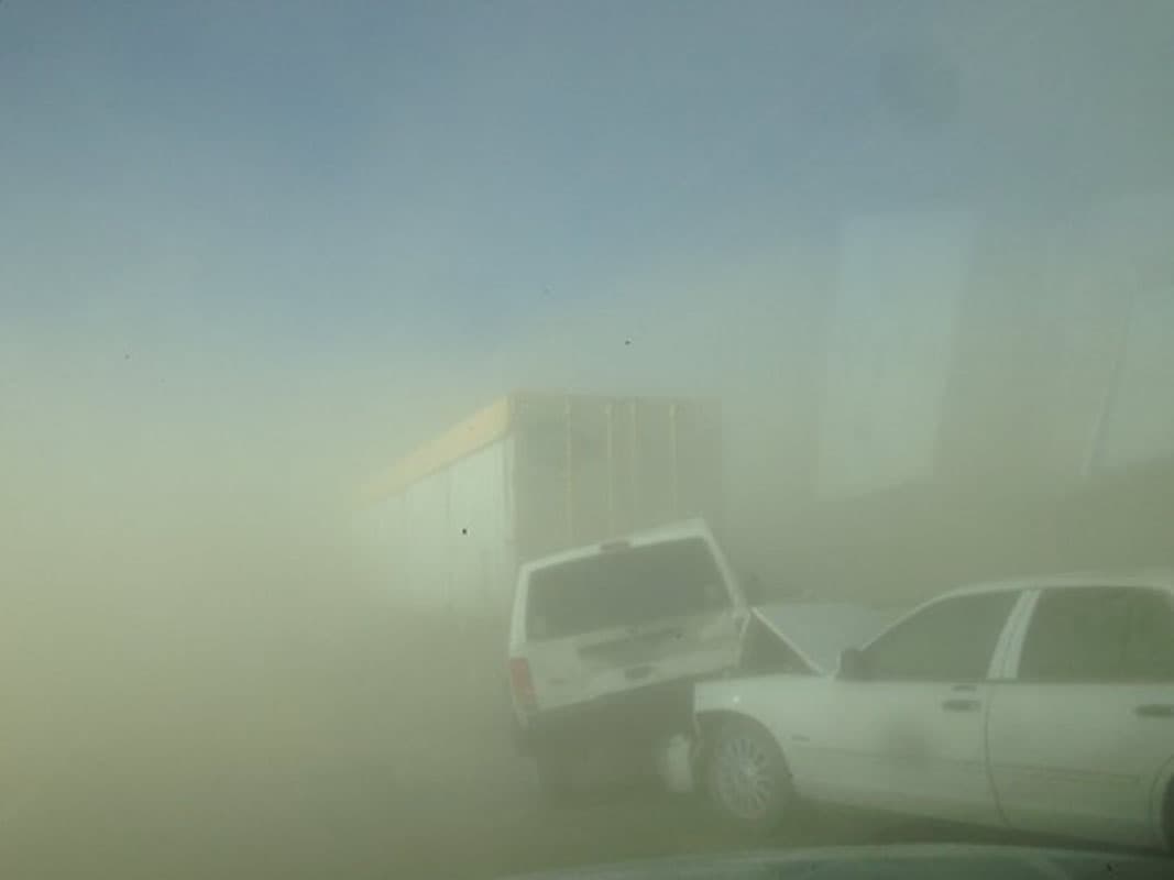 <b>Marzo</b>: una
<a href="http://www.univision.com/los-angeles/kmex/noticias/accidente-de-trafico/tormenta-de-arena-causa-un-accidente-de-trafico-multiple-con-28-heridos" target="_blank"> <b>tormenta de arena causó un accidente múltiple</b></a> en el que se vieron involucrados al menos 15 vehículos y dejó un saldo de 28 heridos. El suceso ocurrió en la intersección de la carretera 247 y Rabbit Springs Road, en la comunidad de Lucerne Valley que forma parte del desierto de Mojave.