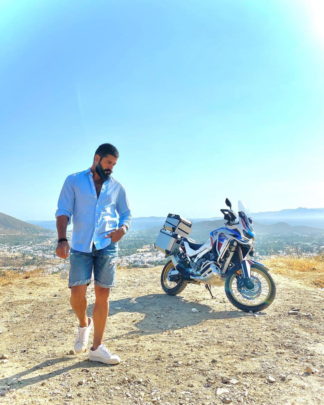 "Es desgarrador ver los bosques ardiendo hasta donde alcanza la vista. Con la esperanza de que termine este desastre lo antes posible y los buenos días están por venir", es parte del mensaje que acompaña el clip.
<br>