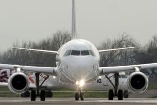 IATA, que representa a unas 200 empresas, dice que el retraso en aprobar divisas para adquirir piezas de repuesto, o pago de seguros, les resta eficiencia.