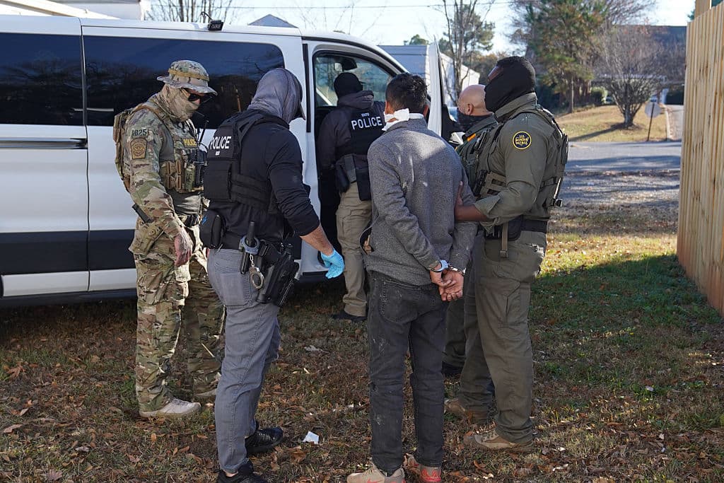 El trabajador fue subido a una camioneta, en dirección a un centro de procesamiento, aumentando la cifra de
<b><a href="https://www.univision.com/local/north-carolina-wuvc/numero-arrestados-operativo-patrulla-fronteriza-carolina-del-norte" target="_blank">más de 250 personas arrestadas en menos de una semana</a></b>, del operativo 'Charlotte's Web'.