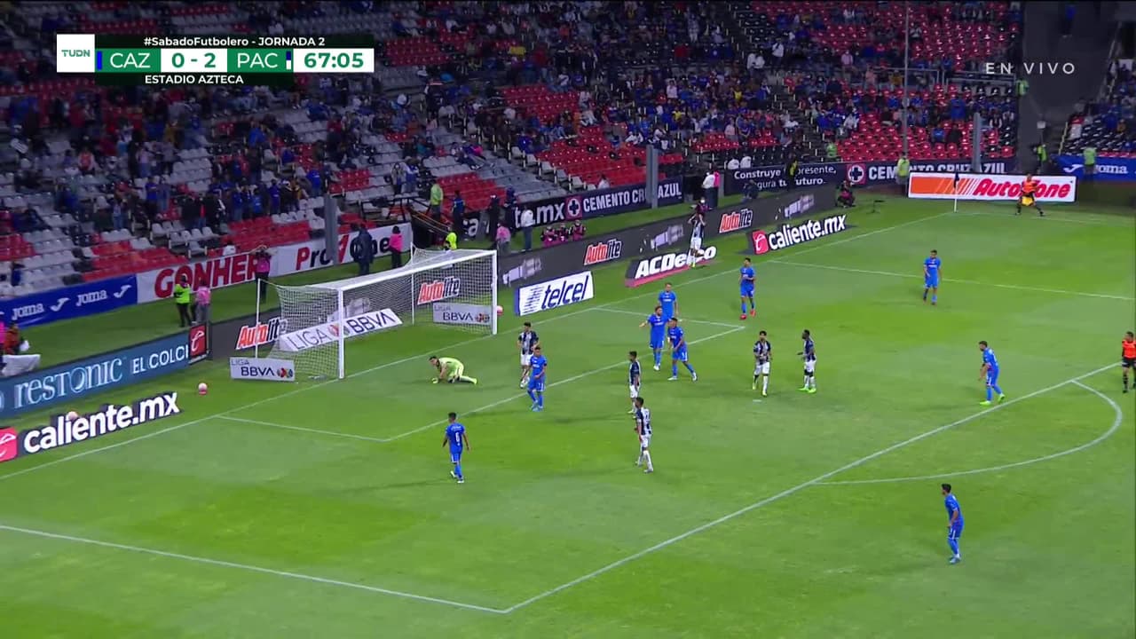 ¡TIRO ATAJADO! disparo por Mauricio Isais.