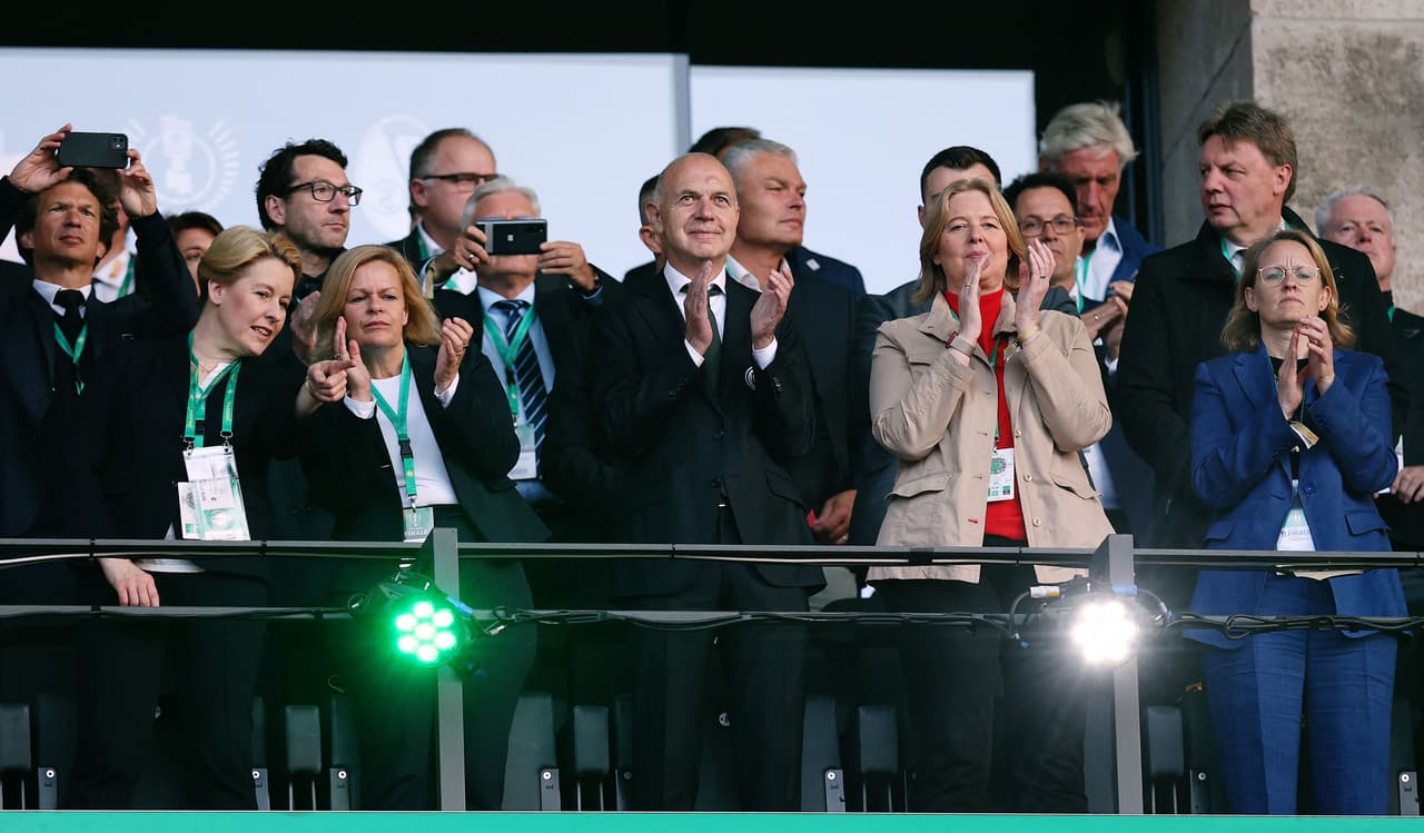 El escenario tenía contentos a todos incluidos a los directivos del futbol alemán.